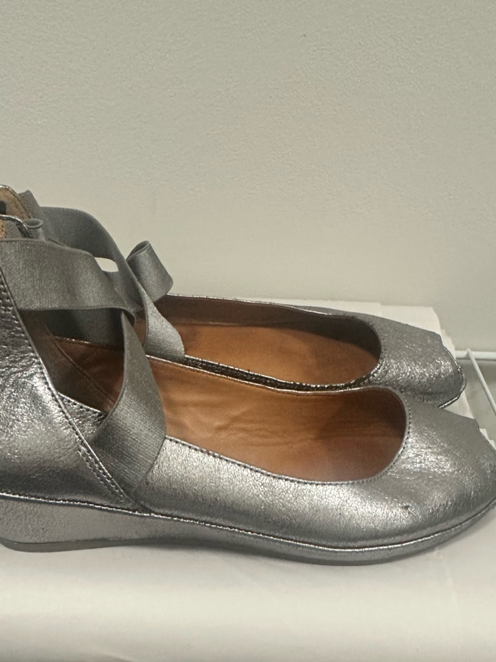 GENTLE SOULS Lisa Leather Shoes
KENNETH COLE 8 Silver Ankle
Wrap Wedge Peep Toe - Picture 14 of 16